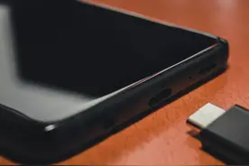 手机充电要充到100%？充电时先插手机还是充电器？图片