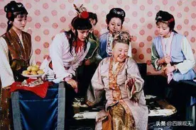 贾母，一只多年生宿根老凡尔赛，借宴请刘姥姥好好过了一把浮夸瘾图片