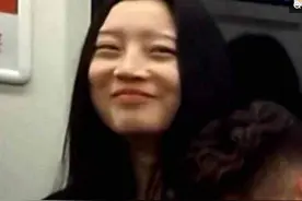 两名男子靠女子肩膀睡觉，女孩笑了，网友：这年代颜值真重要图片