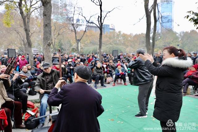高手在民间，演出自娱自乐，洛阳周王城广场民间曲艺乐园