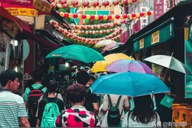 新加坡的雨季，过一会儿就彩虹斜挂，雨霁云销图片