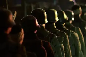 管虎拍《八佰》拍得很憋屈，冯小刚：真不该让管虎受这么大折磨图片