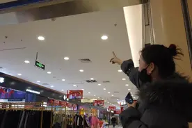 包头一超市，防火卷帘门忽然降落，险些碰到一对母女图片