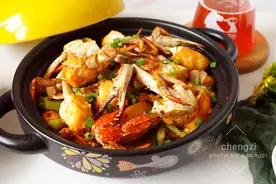 9月，吃螃蟹不清蒸，加点料焖一锅，又鲜又香，端上桌馋到流口水图片