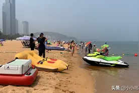 威海国际海水浴场，人们摩拳擦掌，正等待下水的那一刻图片