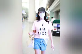 33岁张雨绮穿短裤美腿尽显，学生气质扑面而来，笑眼弯弯气质大变图片