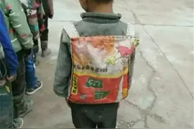 背“麻袋书包”的小男孩，不敢融入同学队伍中，网友看了直呼心疼图片
