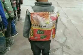 背“麻袋书包”的小男孩，不敢融入同学队伍中，网友看了直呼心疼图片