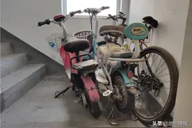 “电动自行车禁止进楼”新规实施一个多月——“违规上楼”“飞线充电”仍然频频出现图片