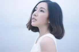 女人喜欢你，但从不联系你，为什么？图片