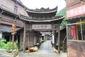 贵州有一个寨子很特别，房子建在水上面，既然是为了防老鼠图片