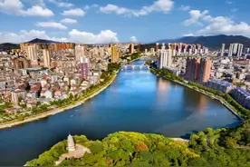 湖北赤壁：巍巍赤壁述三国，湖光山色茶汤暖图片