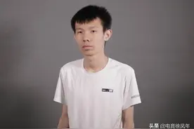 张嘉文不敢打峡谷之巅了，进去就被队友制裁，账号直接被封！图片