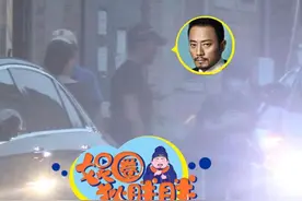 56岁影帝张涵予深夜现身，随行两女伴状态悠闲，不见妻子和女儿图片