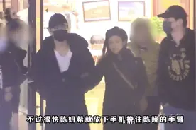 陈晓夫妇罕合体秀恩爱，全程牵手似连体婴，38岁陈妍希清纯像学生图片