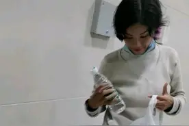深圳一女子流浪多年，家是湖北的，天冷躲在地下通道睡觉图片