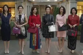 贵妇圈合照潜规则：凭包站C位，背香奈儿不配入镜，顶配也不行图片