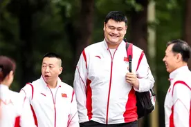 姚明出征奥运会！2米身高却胖成球更像巨人，领队女篮笑得太憨厚图片