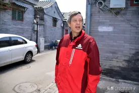 当中国富豪去美国享乐时，美国大爷却在北京胡同里，学雷锋做好事图片