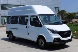 2022款江铃特顺亮相，2.8T+9座，配头等舱后排，或年内上市图片