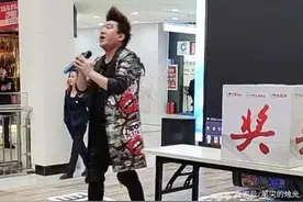 歌手杨臣刚参加商演，再唱《老鼠爱大米》，网友：一首歌唱一辈子图片