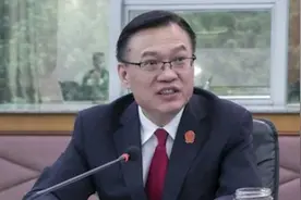 湖北省高院副院长张忠斌办公室内自杀身亡，四天前曾主持扫黑会议视频封面