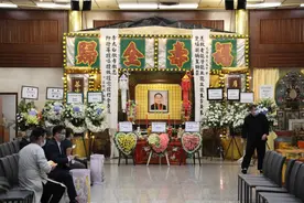 资深演员尤声普设灵，罗家英落泪痛哭需阿姐安慰，霍启刚夫妇送花图片
