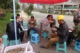 镜头下：农民工兄弟的午餐，触动心灵图片