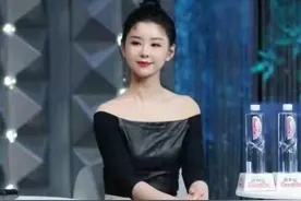35岁李小萌身材好！穿衬衫前三个纽扣扣不上，娃娃脸却有尖下巴图片