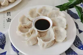 立秋吃饺子，茄子当首选，降火气除秋燥，包成素馅也很香图片