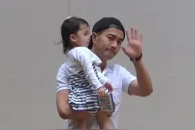 杨幂许久没有看望女儿了，7岁小糯米不愿爸爸离开她图片