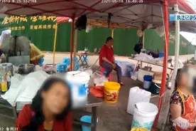 两女子当街扯头发！按住头直往塑料桶上撞 如此发狠竟只为抢客人图片