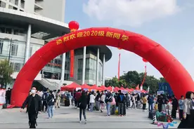 扬州职大“智慧迎新”全新上阵，新生乐享“刷脸入学”图片