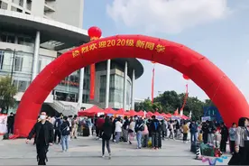 扬州职大“智慧迎新”全新上阵，新生乐享“刷脸入学”图片