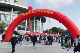 扬州职大“智慧迎新”全新上阵，新生乐享“刷脸入学”图片