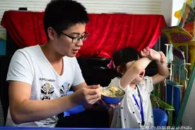 女儿太挑食，上幼儿园后却饭量大增，看到老师发的照片后宝妈怒了图片
