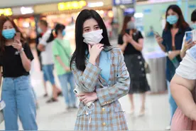 鞠婧祎现身机场似归国美少女！超吸睛图片