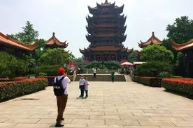 先吃热干面，再登黄鹤楼图片