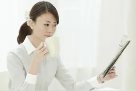 小说：她灌不醉我，就把自己灌醉，让我送她回酒店。图片