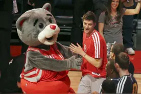 NBA里发生的奇葩事件，发生概率极小，却能改变比赛最终的走势图片