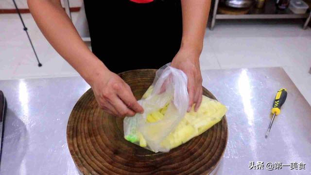 厨师长分享家庭版炸土豆条做法，外酥里软很讲究，比店里卖得好