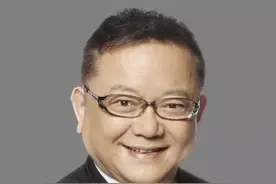 72岁王刚不敢老：为养娇妻幼子忙到凌晨，没有坐拥10亿四合院图片