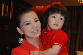 李湘晒王诗龄儿时萌照，颜值巅峰期的王诗龄噘嘴卖萌好可爱！图片