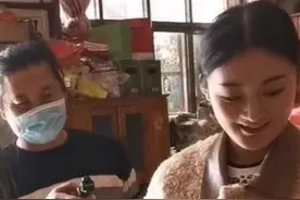 大衣哥儿媳自立门户！穿白棉服无名指戴钻戒真时髦，办公室太豪华图片