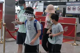 沙溢一家四口走机场，安吉身高快赶上妈妈，小鱼儿还是那么活泼图片