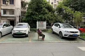 ​有人乱停车就往他排气筒塞钢丝球？塞完会有啥效果？内行讲出实情图片