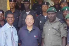 非洲首位华人酋长胡介国：资产过亿有私人部队，黑白两道都得给脸图片