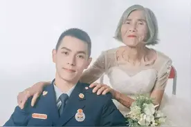24岁的小伙和85岁老人的“婚纱照”，背后的故事令人泪目，看哭了图片