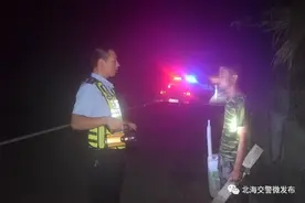 【一线微观】男子深夜上高速公路拾荒 交警暖心护送回家图片