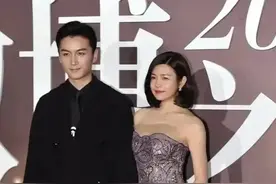 陈妍希穿无痕裙在老公身边秀丰满好身材，陈晓忙替妻子遮挡图片